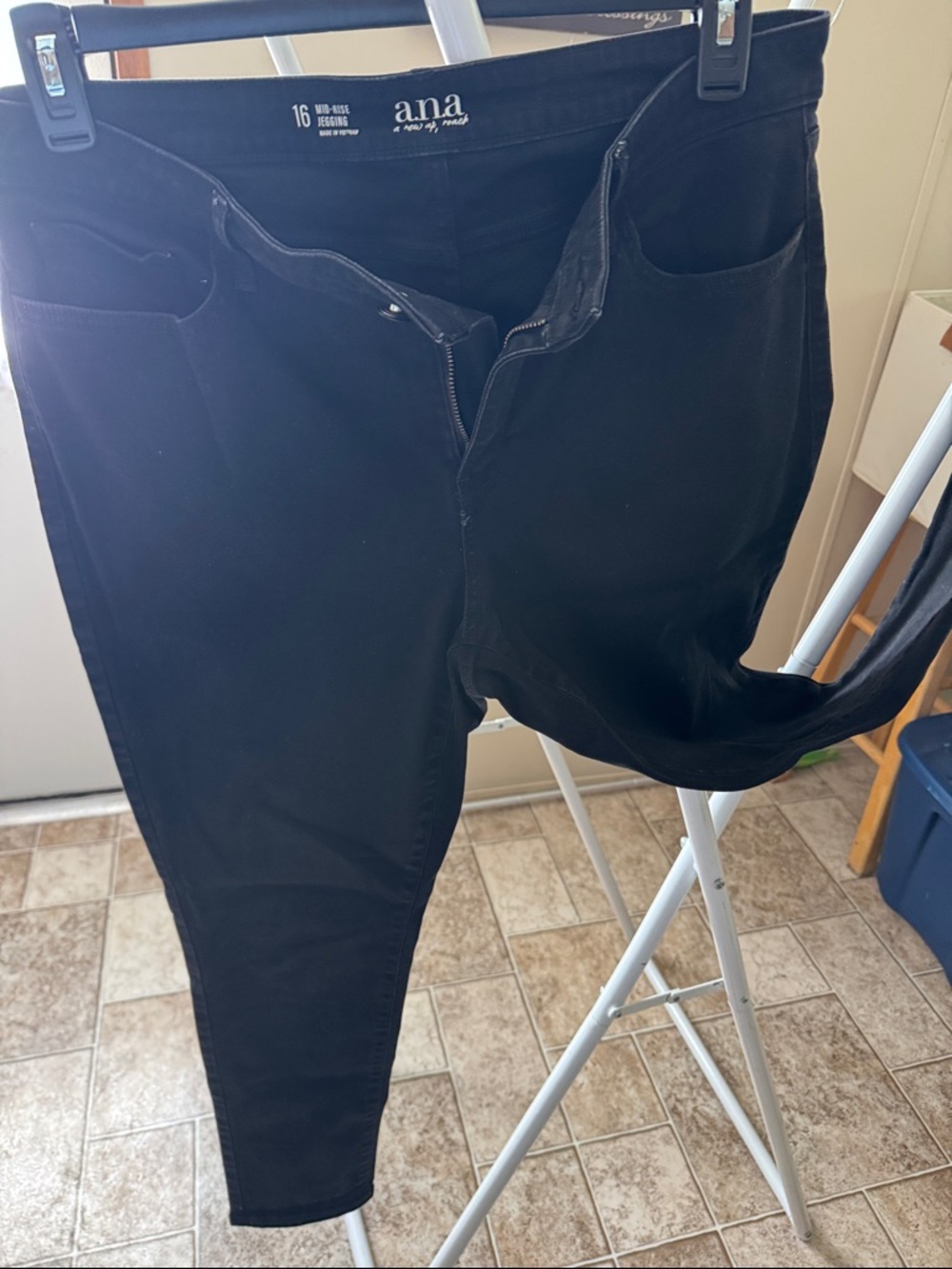 Ami Black Mid-Rise Jegging